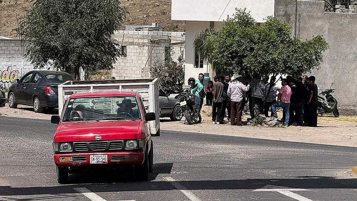 A palos y tubazos se enfrentaron dos grupos de hombres con capuchas y gorras